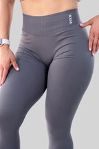 Color: Gris