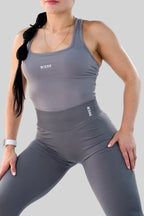 Color: Gris