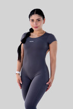 Color: Gris